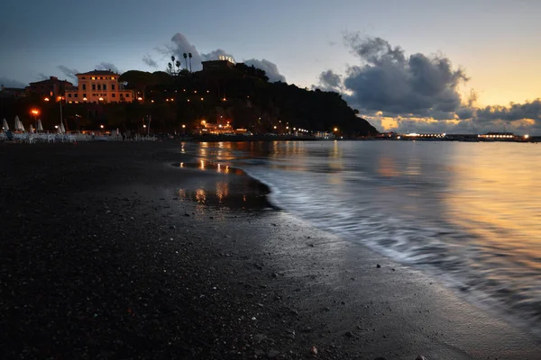 İnanılmaz ışıklar ve renkler, Liguria 'da denizin üstünde romantik günbatımı.