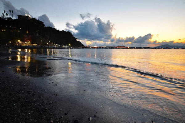 İnanılmaz ışıklar ve renkler, Liguria 'da denizin üstünde romantik günbatımı.