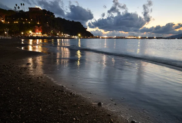 İnanılmaz ışıklar ve renkler, Liguria 'da denizin üstünde romantik günbatımı.