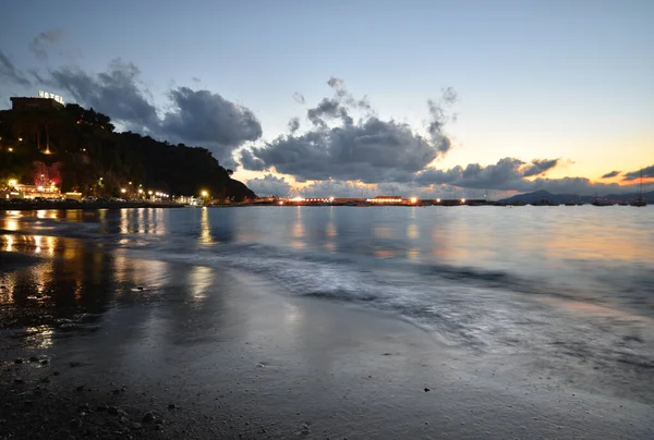 İnanılmaz ışıklar ve renkler, Liguria 'da denizin üstünde romantik günbatımı.