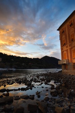 Liguria, Sestri Levante 'deki Baia del Silenzio plajında muhteşem bir gün doğumu.