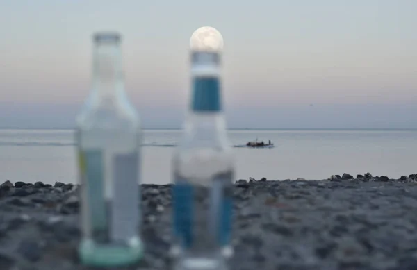 Beach Party Even Bottles Observe Moon Sunrise Sea — Stockfoto