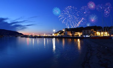 Parti başlıyor! Denizde havai fişekler