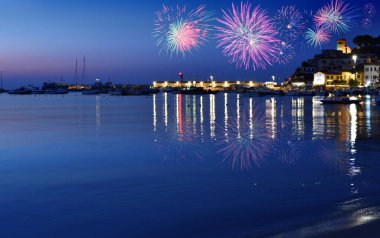 Parti başlıyor! Denizde havai fişekler