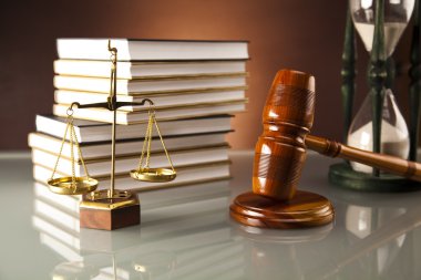 tahta tokmak ve kitap, adalet, kum saati heykeli