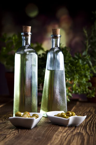 Recogida de botellas de aceite de oliva — Foto de Stock