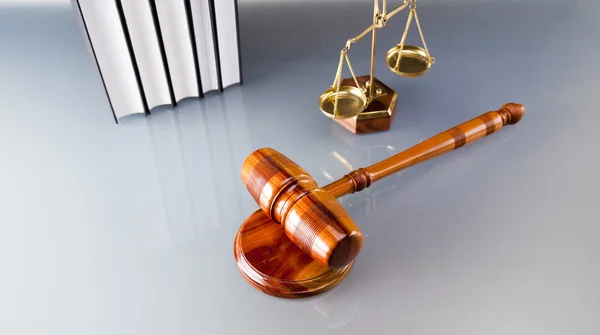 Golden scales of justice, gavel and books — Stock Photo, Image