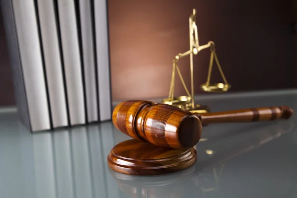 Golden scales of justice, gavel and books — Stock Photo, Image