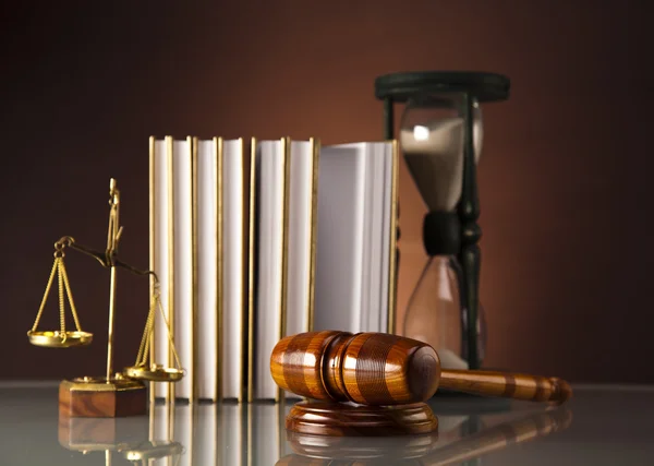 Gouden schalen van Justitie, hamer en boeken — Stockfoto