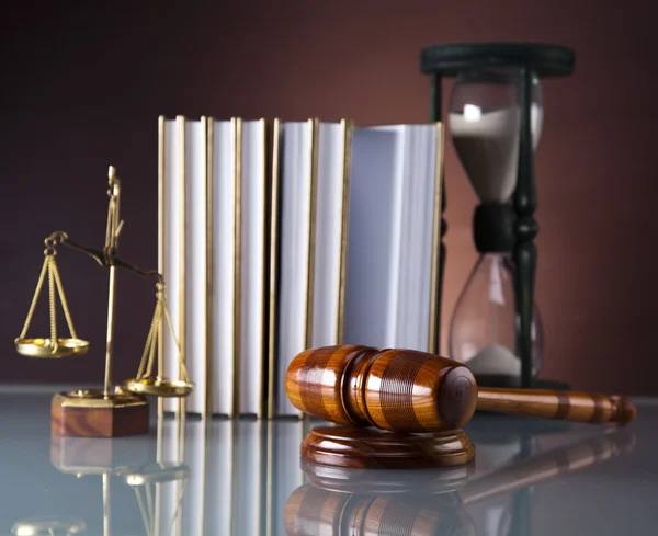 Gouden schalen van Justitie, hamer en boeken — Stockfoto