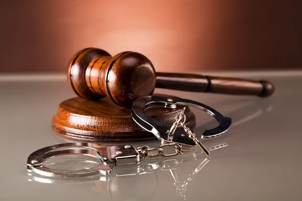 Law gavel and handcuffs, A pair of handcuffs and gavel — Stock Photo, Image