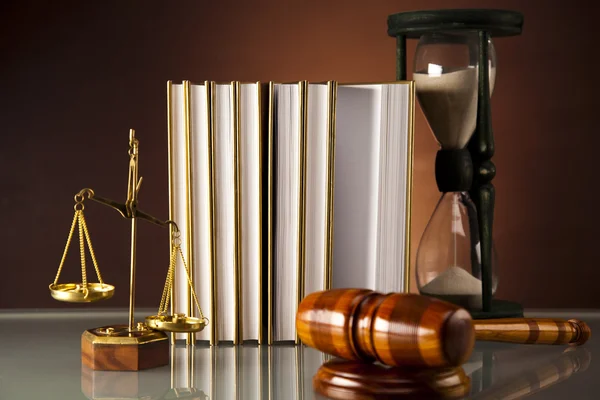 Trä ordförandeklubba och bok, staty av lady rättvisa, timglas — Stockfoto