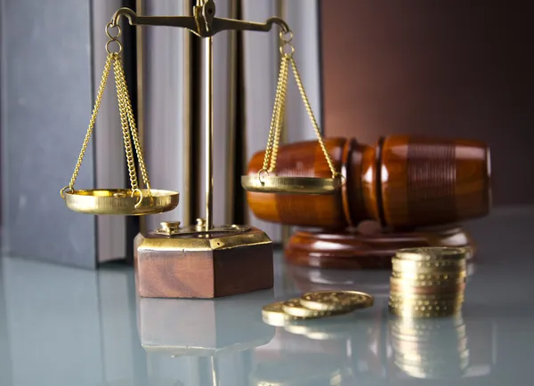 Gavel et livre en bois, Statue de Dame Justice, sablier — Photo