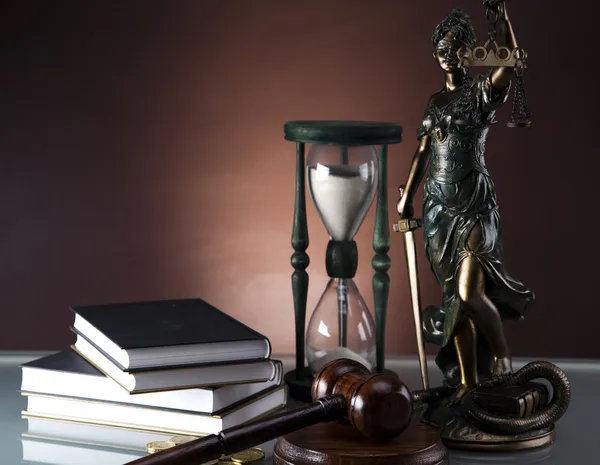 Golden skalar av rättvisa, ordförandeklubba och böcker, mynt, timglas Stockfoto