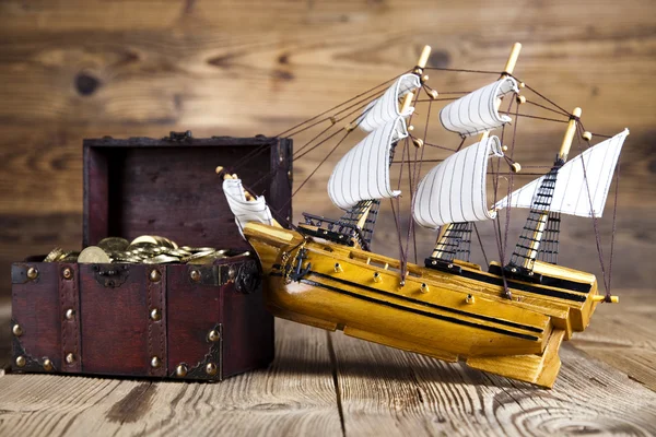 Piratenschiff, Goldtruhen — Stockfoto