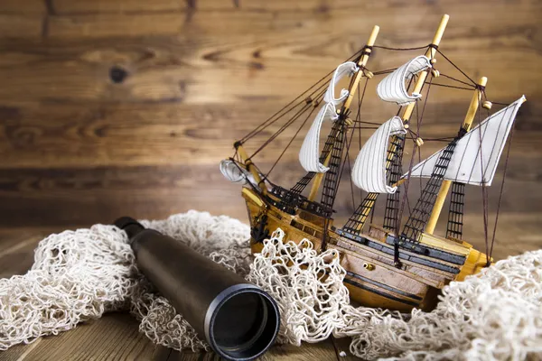 Barco pirata, cofres de oro, red, telescopio — Foto de Stock