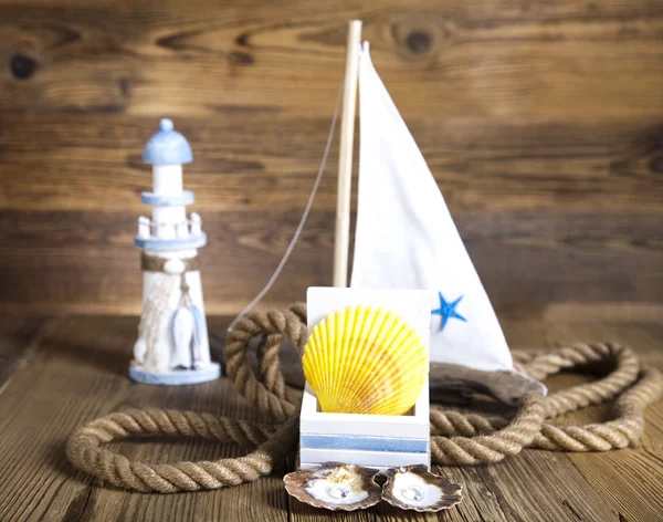 船和灯塔，用绳子的贝壳 — 图库照片