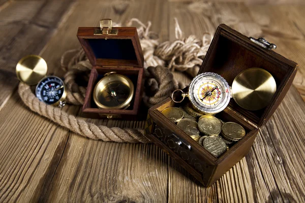 Kistor av guld, compas med rep — Stockfoto