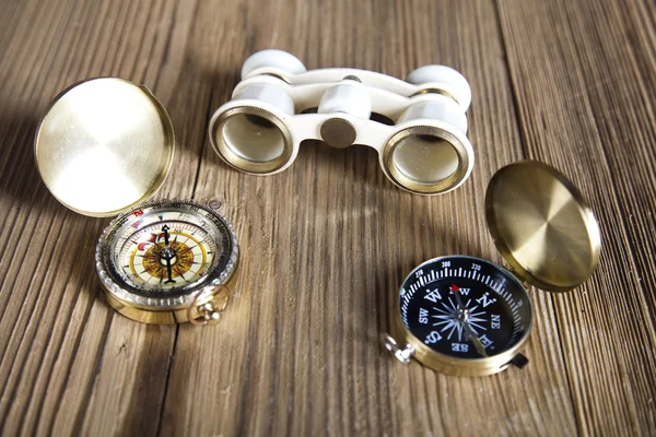 Compas and binoculars — Stock Photo, Image