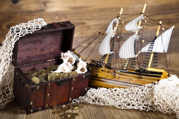 Barco pirata, cofre de oro, red — Foto de Stock