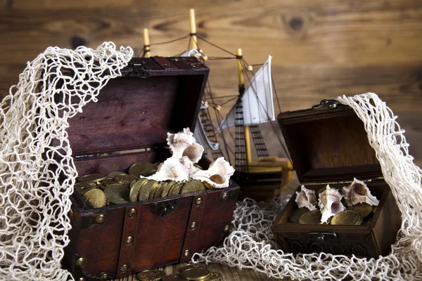 Piratskepp, bröst av guld, netto — Stockfoto