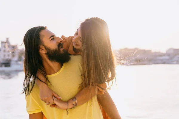 Happy Couple Summer Vacation Hugging Each Other Love People Lifestyle — Stock Photo, Image