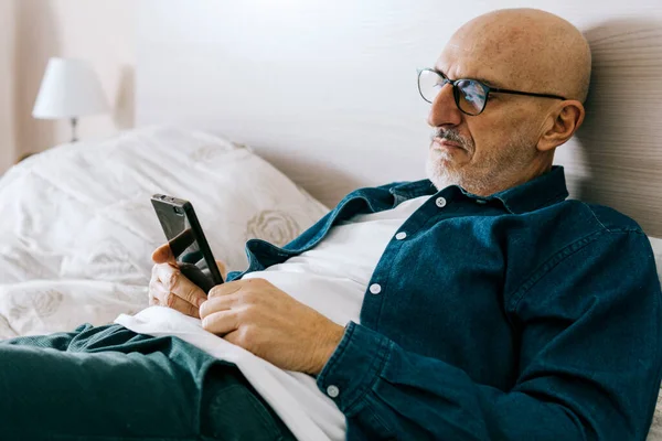 Hombre Mediana Edad Descansa Cama Con Teléfono Inteligente Hombre Guapo — Foto de Stock