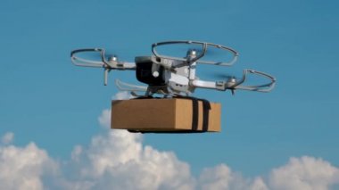 Mavi gökyüzünde paket kutusu olan insansız hava aracı, gelecekte teknoloji ulaşım hizmeti, iş lojistiği