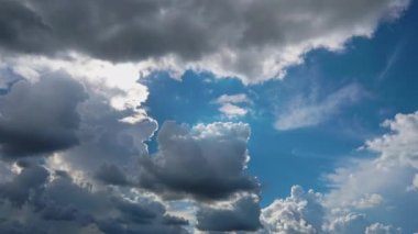 Mavi gökyüzünün zaman akışı bulutlar hareket ediyor ve güneş parlıyor ve güneş ışınları, doğa arka planı, iklim değişikliği