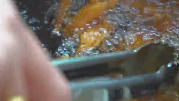 프라이팬에 식용유 정크푸드 건강에 음식을 닭고기 — 비디오