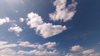 Gün içinde hareket eden bulutlarla birlikte mavi gökyüzünün zaman geçişi