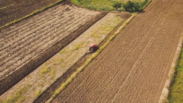 Drone Point View Terras Cultivadas Para Plantio Com Trator Preparando — Vídeo de Stock