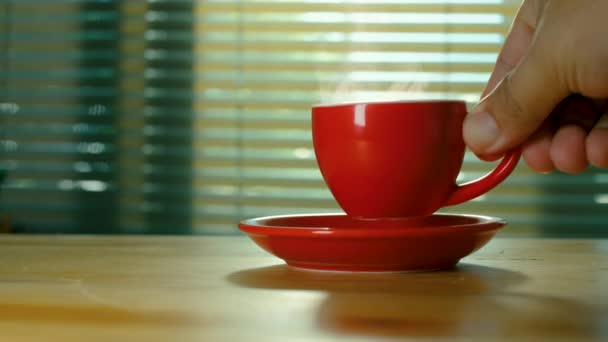 Mano Del Hombre Colocando Taza Café Rojo Cerámica Caliente Con — Vídeo de stock
