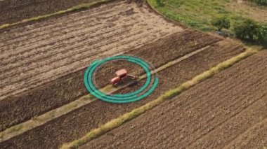 Traktörle ekilen ekinlerin havadan görünüşü toprağı hareketli tarımsal endüstri teknolojisi kavramları Drone bakış açısı ile yeni ekinlere hazırlıyor.