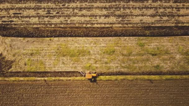 Drone Punto Vista Terreni Agricoli Coltivati Semina Con Trattore Preparazione — Video Stock