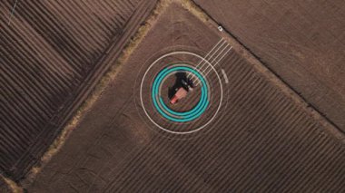 Yüksek açılı drone bakış açısı çiftçi traktör ekme makinesini hareket grafikli tarımsal teknoloji kavramı ile sahaya sürüyor