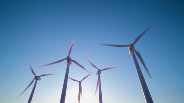 带叶片的风力涡轮机组 在自然背景下带落日 风力发电机组 风力发电机组 替代能源 电力技术 慢动作 低角度射击 — 图库视频影像