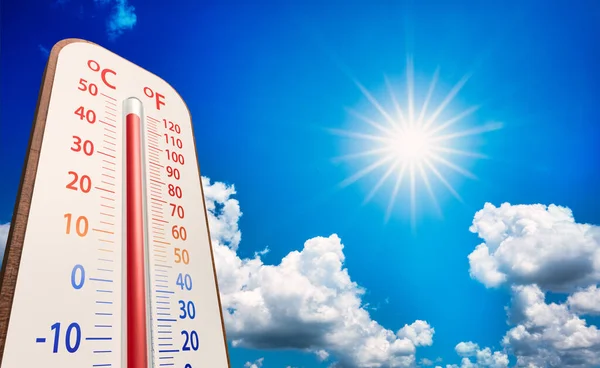 Низький Кут Зору Термометр Блакитному Небі Сонячним Сяйвом Влітку Показує — стокове фото