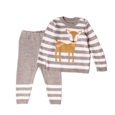 Beyaz arka planda geyik desenli bir çocuk için örülmüş sıcak örgü..