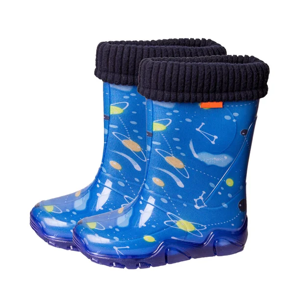 Çocukların lastik botları beyaz arka planda ıslak hava için mavidir..