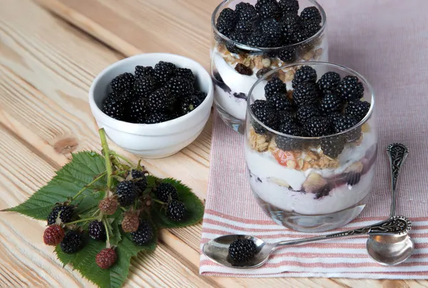 Braambessen Een Zomerdessert Kwarktaart Glazen Een Houten Achtergrond — Stockfoto