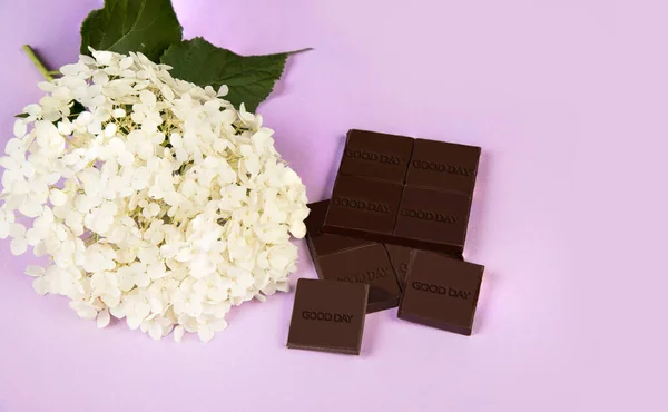 Una Barra Chocolate Con Inscripción Buen Día Sobre Fondo Lila — Foto de Stock
