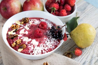 Meyveli meyve suyu. Elma, armut ve ahududu. Yakın plan..