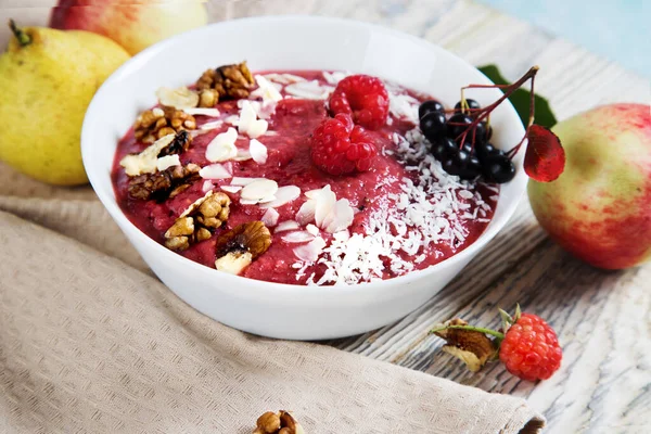 Smoothie tigela de frutas de verão maçãs, peras e framboesas close-up. — Fotografia de Stock