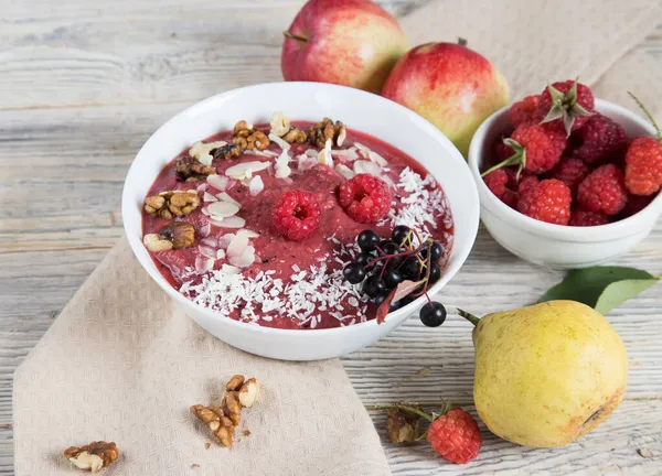 Smoothie tigela da colheita de verão de frutas maçãs, peras e framboesas close-up. — Fotografia de Stock