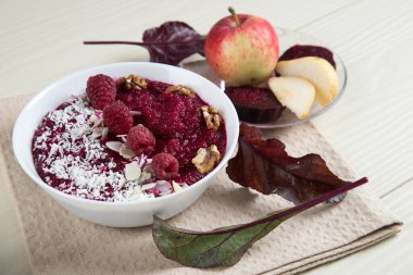 Bir kase elmalı pancar kökü ve ahududulu smoothie yakın plan..