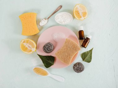 Beyaz arka planda çevre dostu temizlik araçları. Plastiksiz, sıfır yelek konsepti. Temizlik bezi, sünger, kabartma tozu ve yağ. Düz yat, boşluğu kopyala