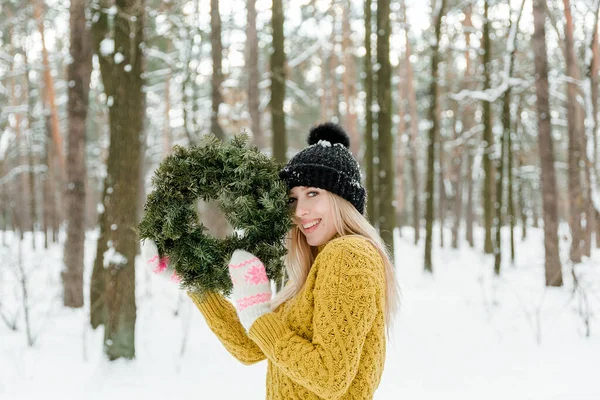 Vacker Ung Flicka Njuter Vintern Utomhus Vackra Kvinnor Som Roar — Stockfoto