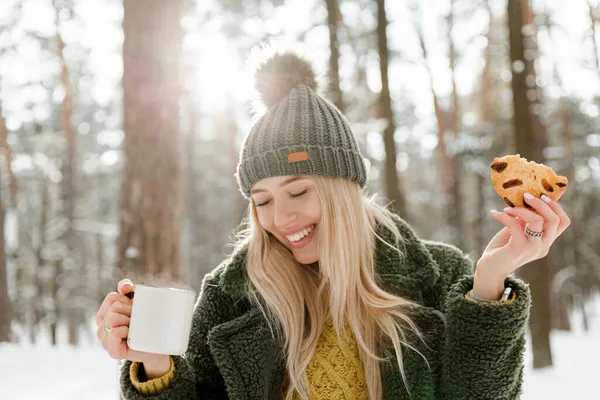 Όμορφη Νεαρή Κοπέλα Απολαμβάνει Χειμώνα Εξωτερικούς Χώρους Όμορφες Γυναίκες Πίνουν — Φωτογραφία Αρχείου