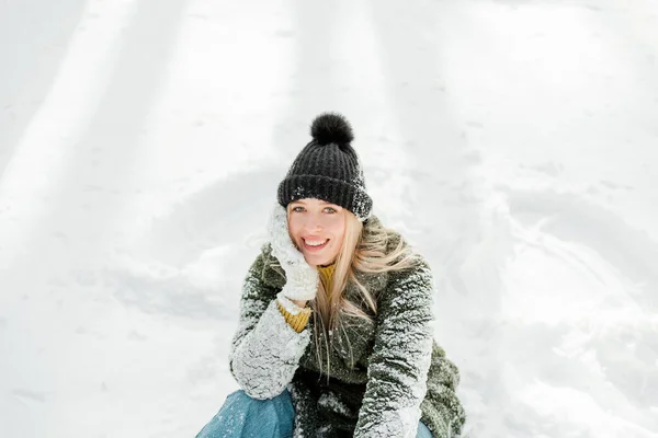 Mooie Jonge Blonde Vrouw Warm Gekleed Met Een Sjaal Wanten — Stockfoto